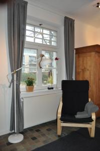 埃森胡达可威歌民宿的客厅配有椅子和窗户