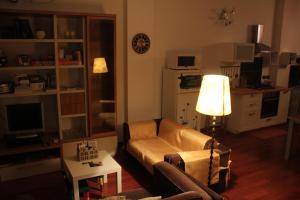 FannaLa Casa dei Cedri的客厅配有沙发和桌子