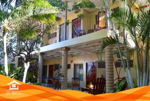 马那瓜洛斯西斯内罗斯公寓酒店的一座棕榈树建筑