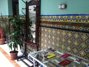 加的斯西班牙膳食公寓的墙上有彩色瓷砖,还有镜子