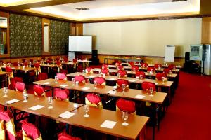 普拉亚嘉逸皇冠BIL酒店的大型客房配有桌子和红色椅子