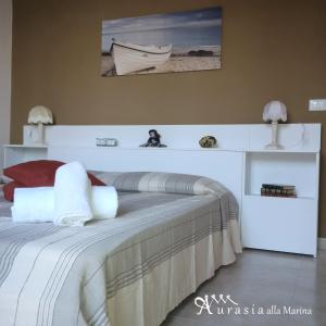 奥斯图尼Aurasia Alla Marina的一间卧室配有带毛巾的床