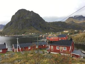 索尔瓦根Buodden Rorbuer - Fisherman Cabins Sørvågen的一座有红色房子和山的村庄
