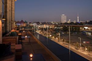 柏林阿玛诺市中心大酒店的阳台,晚上可欣赏到城市景观