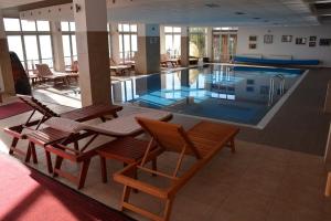 Lux Apartman u Hotelu Milmari内部或周边的泳池