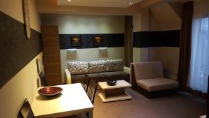 Lux Apartman u Hotelu Milmari的休息区