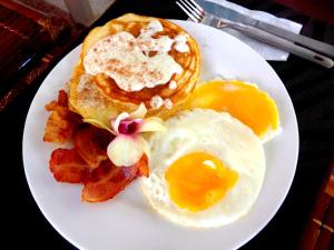 长滩岛绿洲度假酒店的包括鸡蛋和培根的早餐盘
