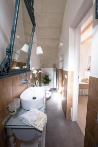 波贾尔多Il Borgo的一间带两个盥洗盆和大镜子的浴室