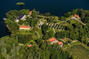 GrönsööThe Gardener House - Grönsöö Palace Garden的水中岛上房屋的空中景观