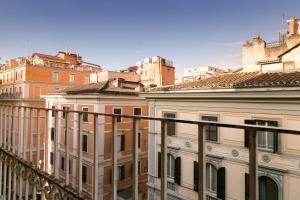 罗马阿尔塔维拉9号酒店的阳台享有部分建筑的景致。