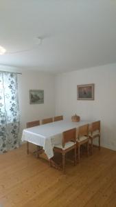 达拉胡斯比Rappens Stuga,Självhushåll的一间带桌椅的用餐室