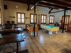 埃乔Camping Valle de Hecho的大房间设有几张桌子和台球桌