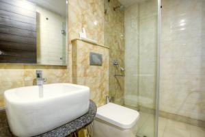 新德里Hotel Gold Souk - Karol Bagh的浴室配有白色水槽和淋浴。