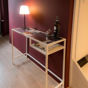 施托尔贝格Gästehaus Vanille & Chocolat的一张桌子,上面放着一瓶葡萄酒和一盏灯