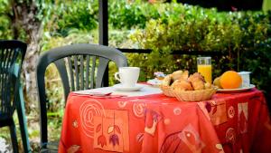 GanLogis Hostellerie du Neez的一张桌子,上面放着一篮面包和橙汁
