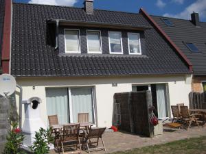 普鲁滕Haus Pruchten的黑色屋顶的白色房子