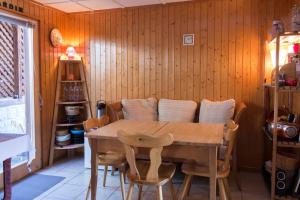 Vernamiège韦纳米耶热住宿加早餐旅馆的一间带木桌和椅子的用餐室