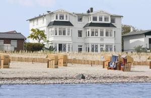 蒂门多弗施特兰德Villa Hansa am Meer的坐落在海边的白色大房子