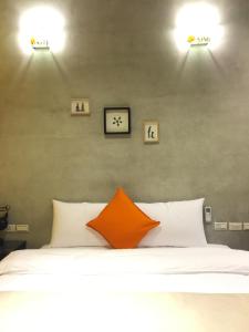 成功镇David Samstrong Lite 小馬客棧 果園的卧室配有一张带两盏灯的墙壁床。
