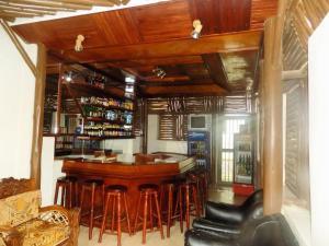 姆巴拉拉Rhino Motel Mbarara的一间酒吧,里面放着一堆凳子