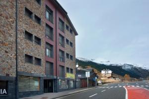索尔德乌Andorra4days Soldeu - El Tarter的街道边的建筑物