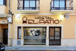 莱佩Hostal Boutique El Patio Lepe的医院大楼前的商店