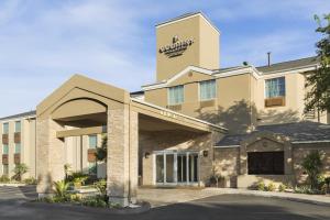 圣安东尼奥Country Inn & Suites by Radisson, San Antonio Medical Center, TX的酒店前方的 ⁇ 染