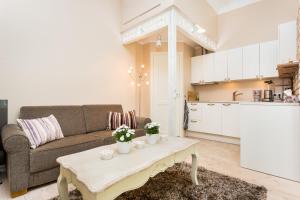 哈普萨卢罗斯普拉提斯公寓的客厅配有沙发和桌子