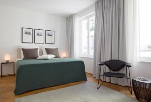 汉堡八月公寓的一间卧室配有绿色的床和椅子