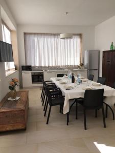 奥斯图尼Podere Madia的一间带桌椅的用餐室和一间厨房