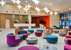 科拉雷侯科拉莱霍巴塞罗沙滩酒店的大堂设有色彩缤纷的桌椅和星星