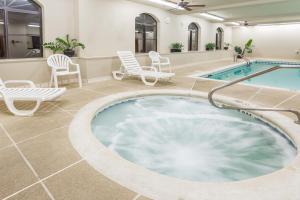 阿什维尔阿什维尔/比尔特莫尔贝蒙特旅馆套房酒店的一个带椅子和热水浴缸的大型游泳池