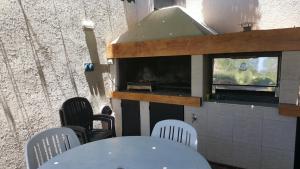 门多萨Tabanera suite的带厨房的客房内的桌椅
