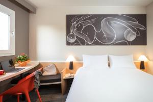 迪耶普宜必思乐瓦都瑞尔酒店客房内的一张或多张床位