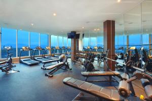 Platinum Adisucipto Hotel & Conference Center的健身中心和/或健身设施