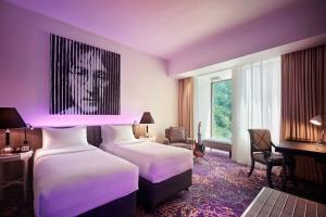 峇都丁宜槟城硬石酒店的酒店客房带两张床,带紫色照明