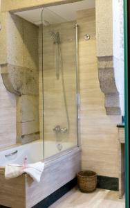 圣地亚哥－德孔波斯特拉比利亚尔街酒店的浴室设有玻璃淋浴间