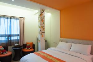 罗东镇Fun松的一间卧室配有一张橙色墙壁的床