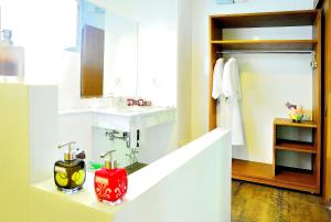 慕斯莫赛豪美特考雅度假村的浴室设有水槽,在柜台上设有红色蜡烛