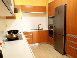 路易港Sea & City View Luxury Apartment的厨房配有不锈钢冰箱和水槽
