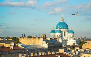 圣彼得堡圣彼得堡AZIMUT酒店的一座教堂,上面有一个蓝色的圆顶