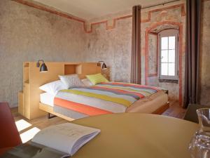 图恩施罗斯堡精品酒店 的一间卧室配有一张床和一张桌子