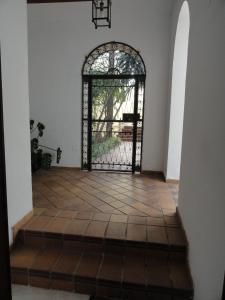 赫雷斯-德拉弗龙特拉巨人酒店的进入带门和瓷砖地板的客房