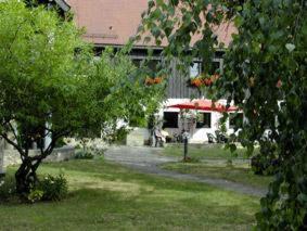 莫里茨堡莫里茨堡乡间别墅酒店的一座有建筑、一棵树和一所房子的院子