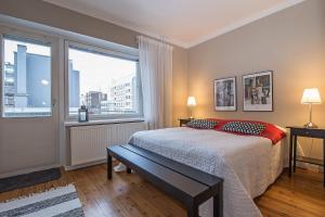 库奥皮奥萨沃卡图25号公寓 的一间卧室设有一张床和一个大窗户