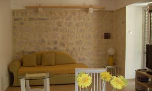科托尔沃佳达公寓酒店的带沙发和砖墙的客厅