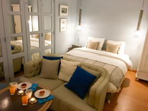 里斯本奥昆托埃斯奎尔多旅馆的一间卧室配有一张床和一张带桌子的沙发