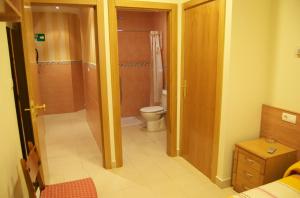 毕尔巴鄂左拉兹艾1宾馆的带淋浴和卫生间的浴室。