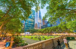 纽约LUMA酒店 - 时代广场的一座高楼城市的公园
