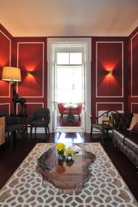菲盖拉-达福什Fonte Da Foz的客厅设有红色的墙壁和玻璃桌